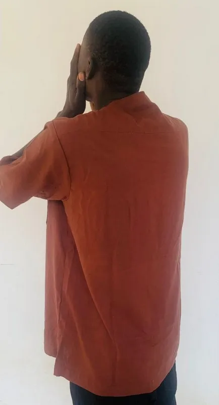 chemise-homme-lin-brique-coupe-artisanale-dakar-2.jpg.webp