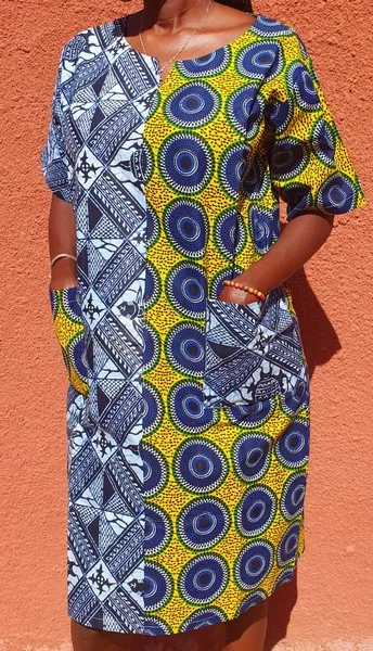Robe africaine en wax  bicolore mi-longue  avec poches