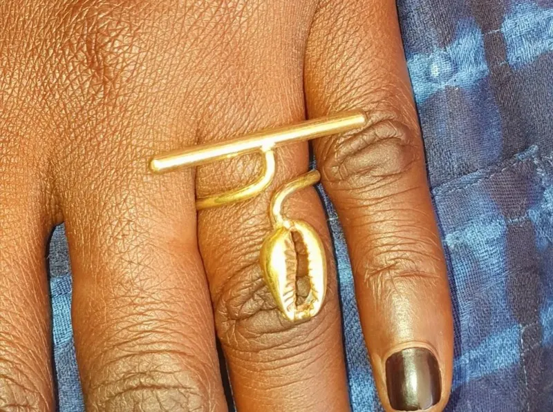 Bague avec cauri en bronze