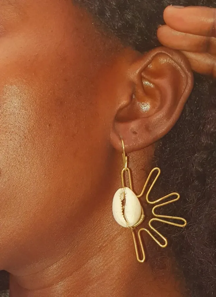 Boucles d'oreilles demi-soleil bronze & cauri – Fil de bronze serti de coquillage, fait main Sénégal