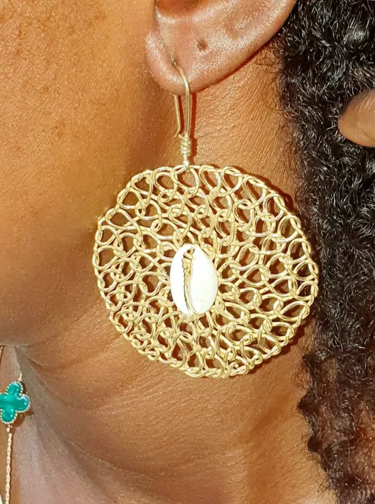 Boucles d'oreilles rondes en bronze tressé et cauri serti – Cercle solaire, bijou artisanal