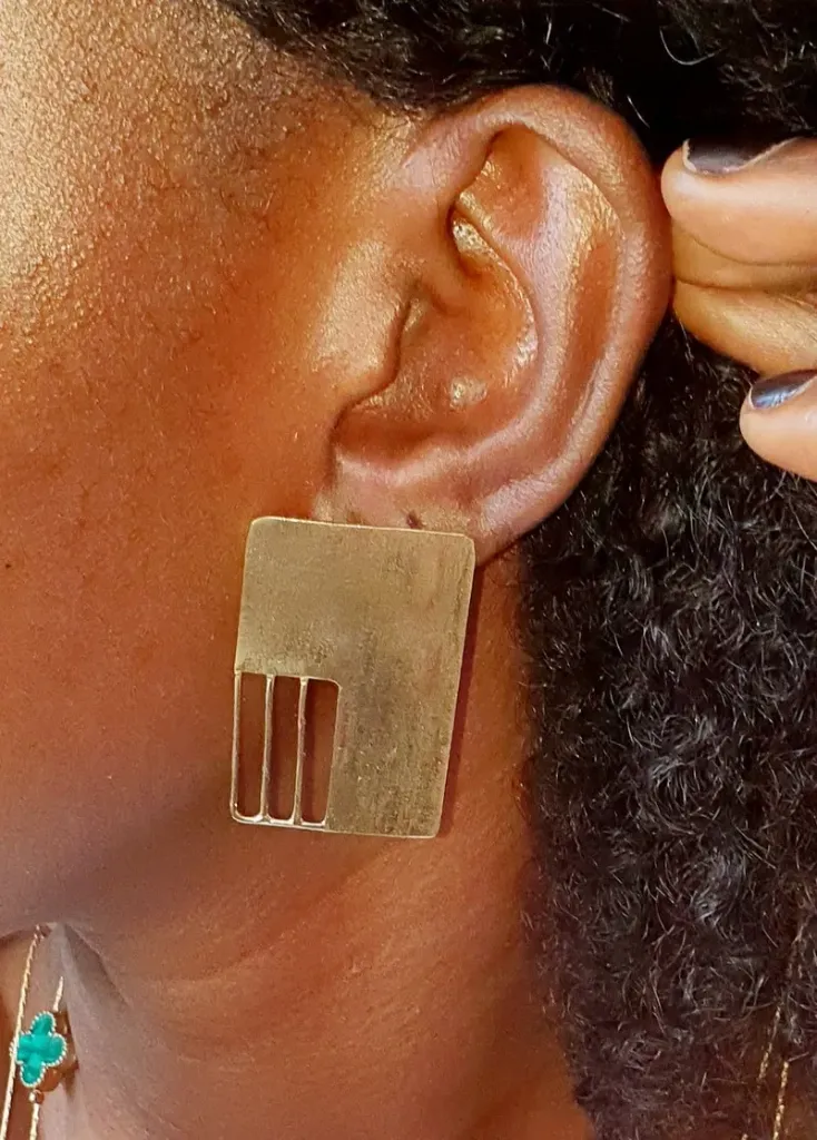 Boucles d'oreilles rectangle bronze ajouré – Trois fentes graphiques, bijou africain contemporain fait main
