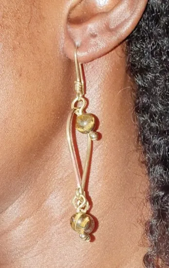 Boucles d'Oreilles Longues en Bronze et Perles Ambrées – Artisanat du Mali