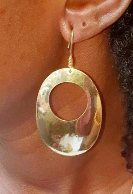 Boucles d’oreilles africaine en bronze ajouré – Design ovale minimaliste et élégant