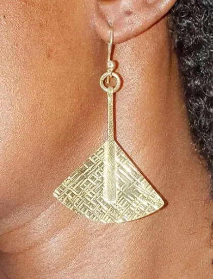 Boucles d'Oreilles Éventail en Bronze Gravé "Saly" – Alannaventine