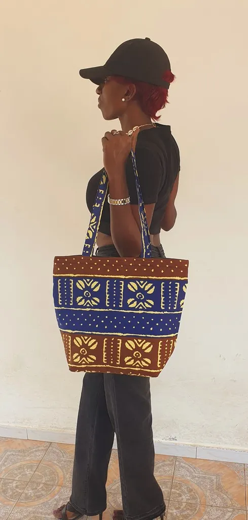 Sac cabas en tissu wax – Motifs africains bleu roi et brun terracotta, tote bag artisanal fait main Sénégal