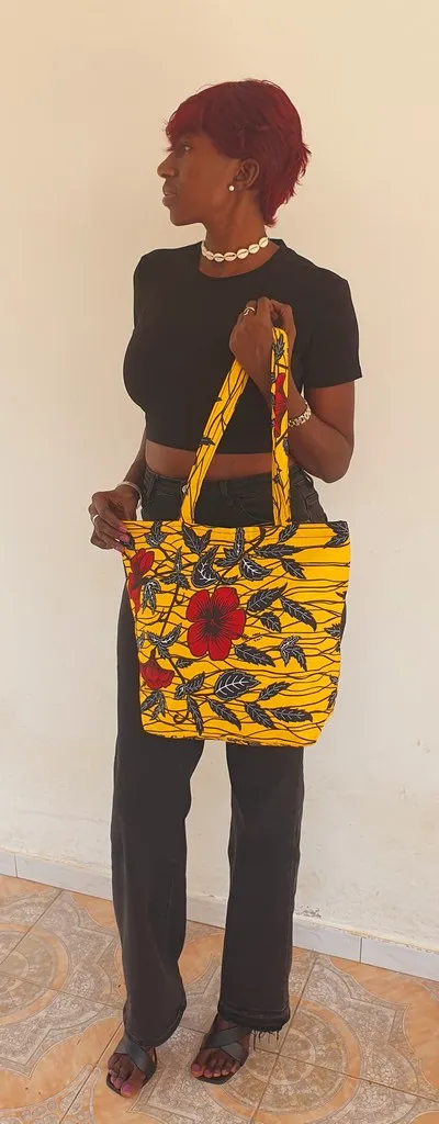 Sac cabas en wax jaune hibiscus – Fleurs rouges et feuilles graphiques, tote bag africain fait main Sénégal