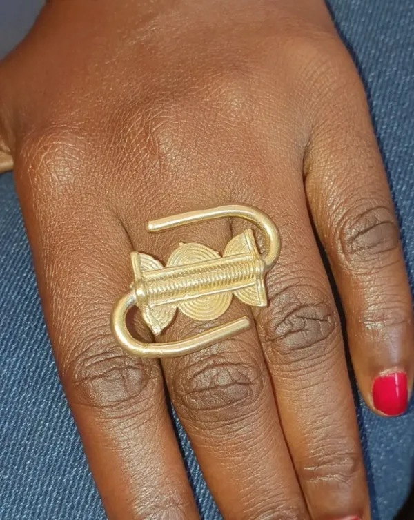 Bague africaine en bronze gravée