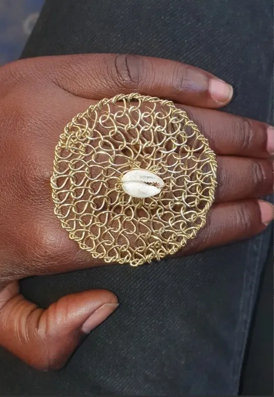 Bague en bronze tressée avec cauri