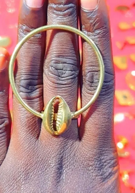 Bague avec cauri en bronze