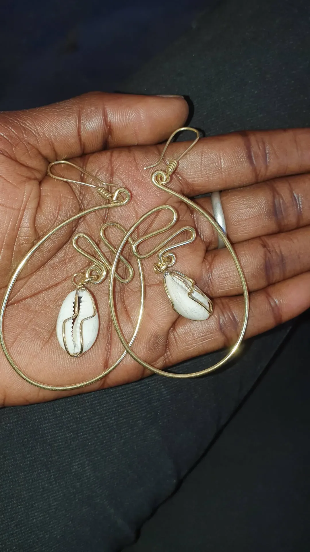 Boucles d'oreilles bronze avec cauris sertis